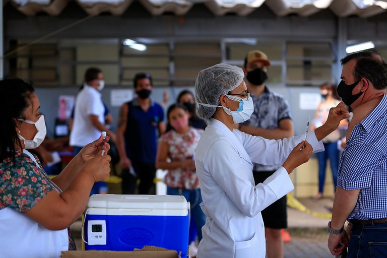 QUEDA DE MAIS DE 70% | Média de casos e mortes de Covid diminuem no Brasil em decorrência da vacinação