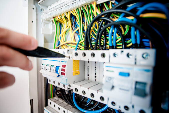 AGÊNCIAS DO TRABALHADOR | Vagas para eletricista estão em alta nesta quinta (9)