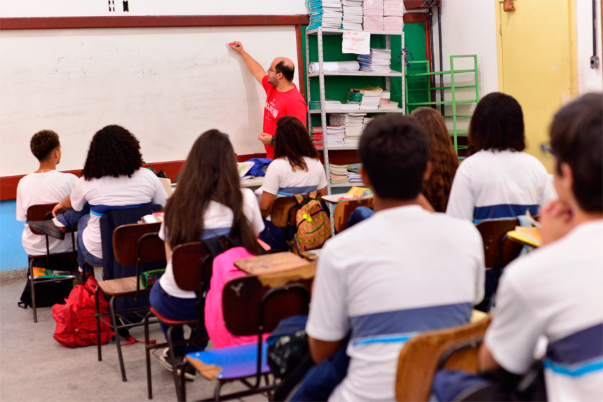 CATEGORIA DESVALORIZADA | Pesquisa da OCDE aponta que salário de professores brasileiros está entre os mais baixos do mundo