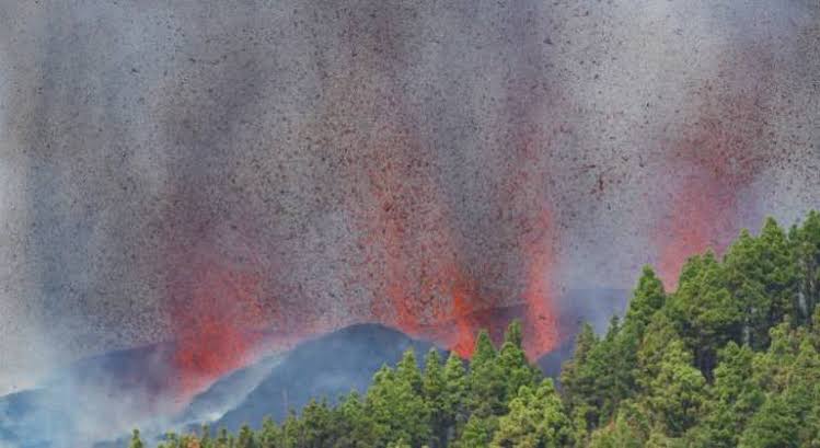 APÓS 50 ANOS | Vulcão nas Ilhas Canárias entra em erupção