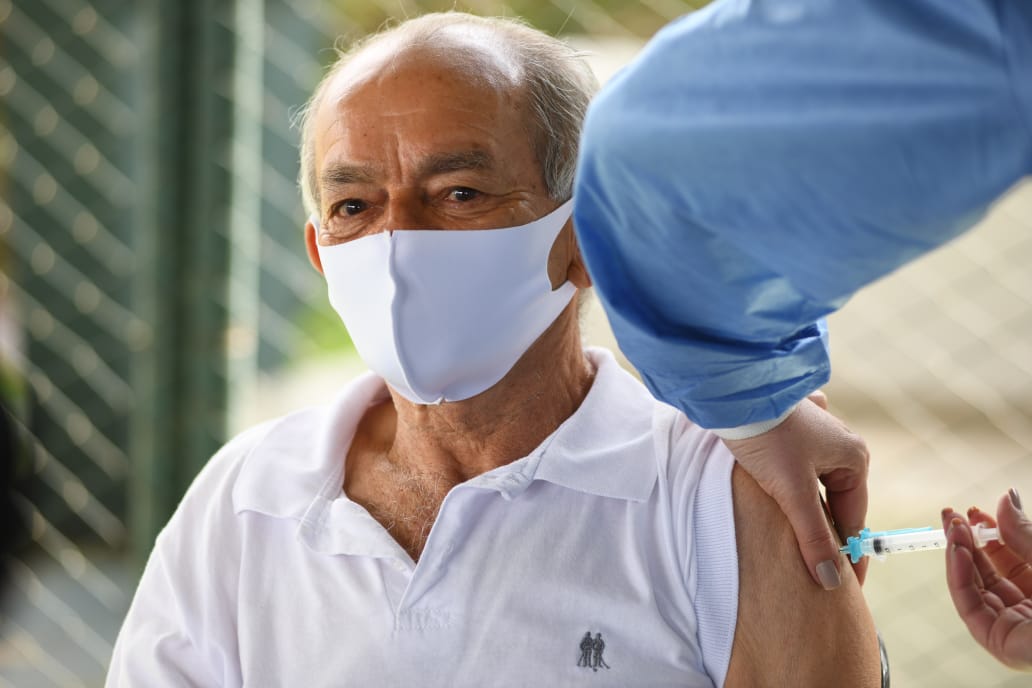 VACINAÇÃO CONTRA COVID | GDF inicia aplicação da dose de reforço em idosos e amplia antecipação da segunda dose da vacina da Pfizer