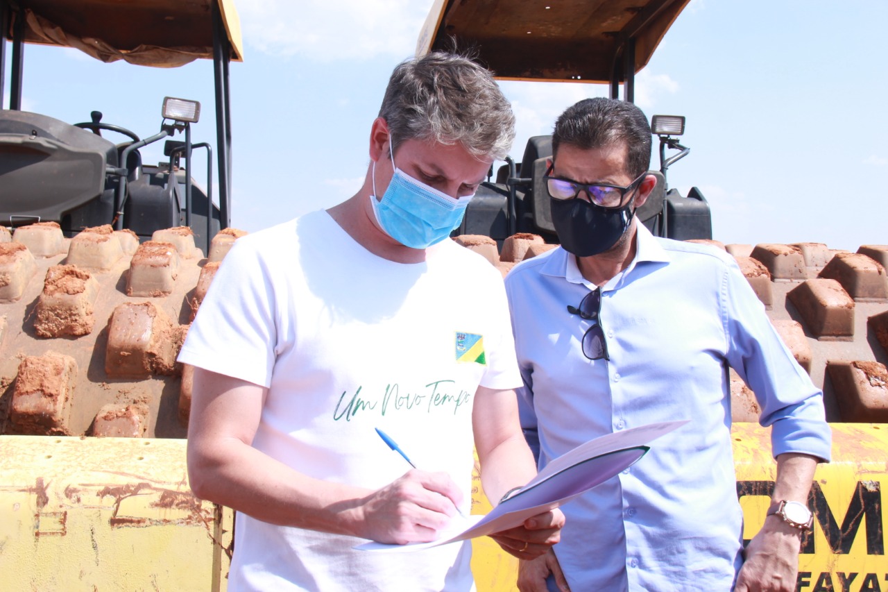 NOVO ASFALTO | Dr. Lucas assina ordem de serviço para pavimentar mais seis ruas do Setor Coimbra em Águas Lindas