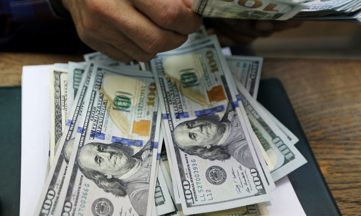 SÓ SUBINDO | Dólar continua em alta e quase chega a R$ 5,50 nesta terça (5)