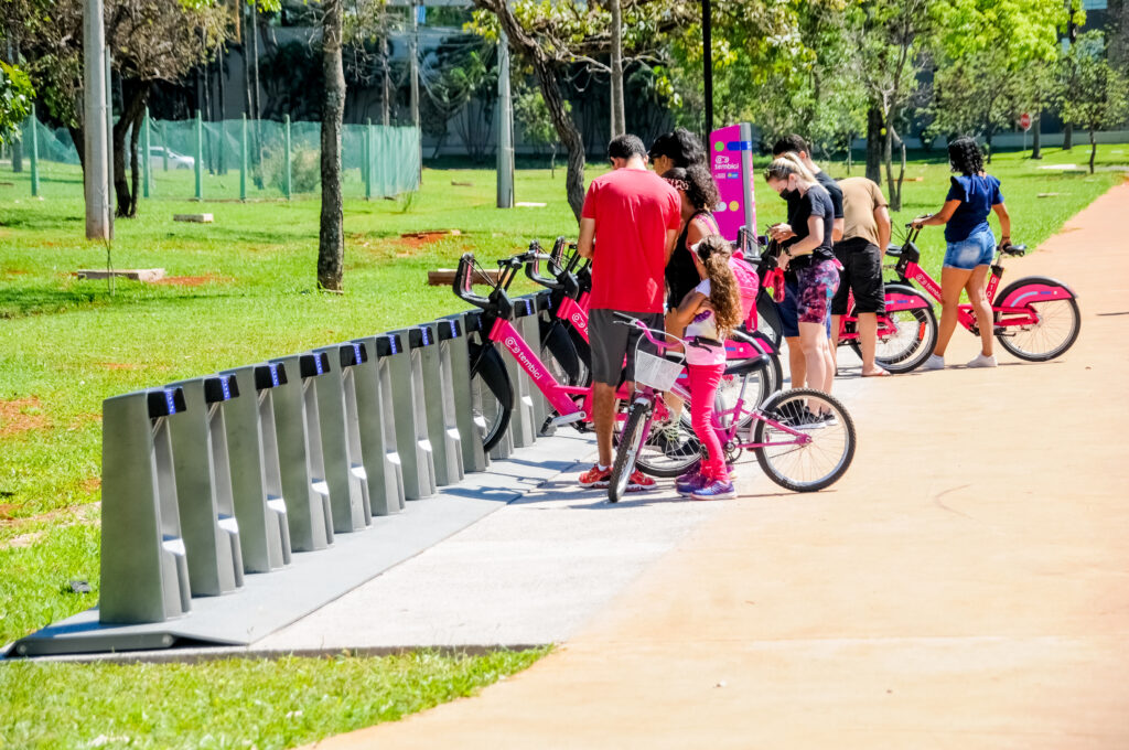 MUITOS ADEPTOS | Bicicletas compartilhadas têm boa aceitação do público nos primeiros dias