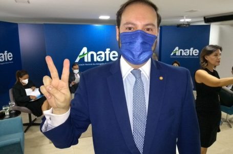 EM DEBATE DA ANAFE | Guilherme Campelo reitera compromisso de reduzir a anuidade pela metade e cortar gastos supérfluos da OAB-DF