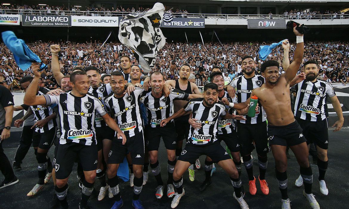 DE VOLTA À ELITE | Botafogo e Coritiba garantem retorno à Série A do Brasileirão