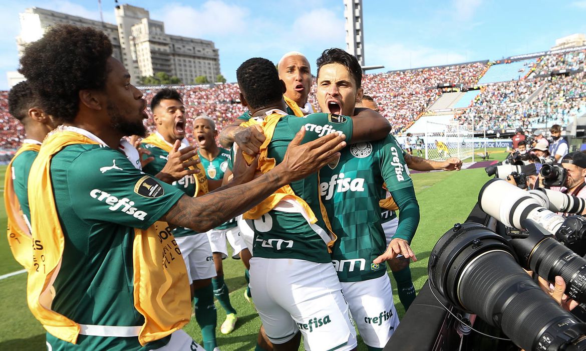 É TRICAMPEÃO! | Palmeiras vence o Flamengo na prorrogação e levanta a taça da Libertadores 2021