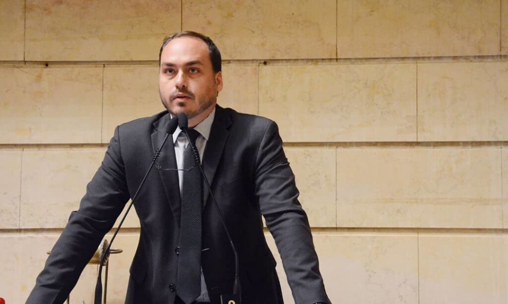 ’02’ FOI BLOQUEADO | Carlos Bolsonaro tem duas postagens classificadas como falsa pelo Instagram