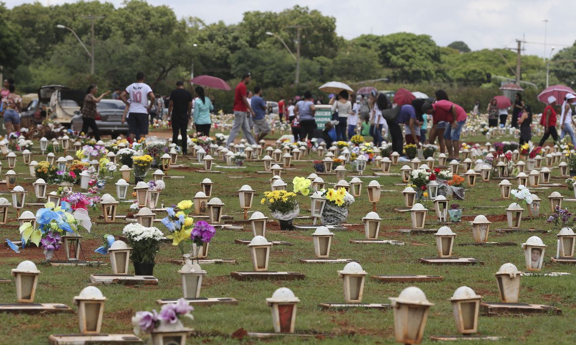 DIA DE FINADOS | Cemitérios do DF devem receber mais de 500 mil visitas