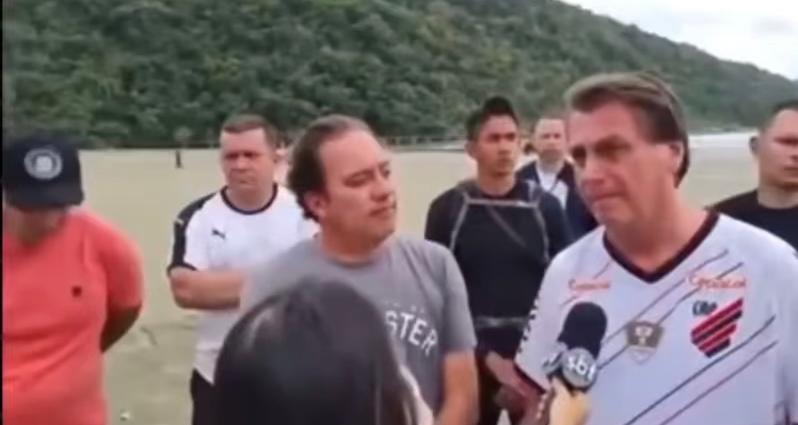 SAIA JUSTA | Bolsonaro ouve grito de ‘Lula 2022″ enquanto concedia entrevista em praia em SP