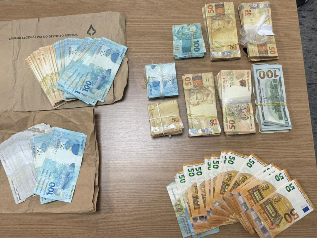 SERVIDORES FANTASMAS E RACHADINHA | Polícia Civil do DF realiza operação contra deputado Daniel Donizet do PL e apreende R$ 110 mil com investigados