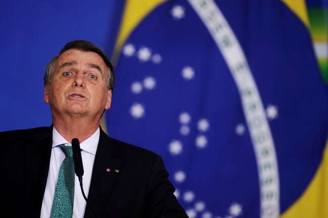 COM A POPULARIDADE EM BAIXA | Bolsonaro diz que Petrobras vai reduzir preços de combustíveis a partir desta semana, mas estatal não confirma