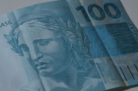 PROJEÇÃO PARA 2022 | Relator do orçamento propõe salário mínimo de R$ 1.210