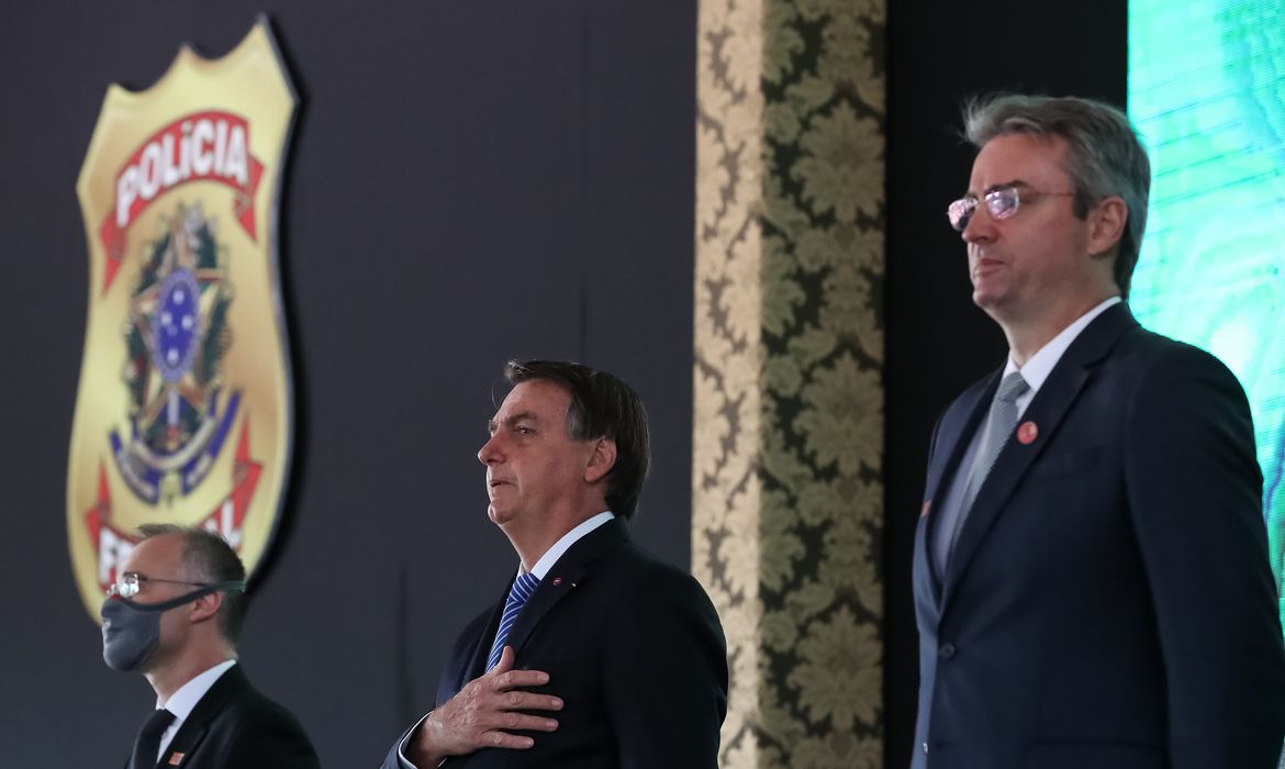Bolsonaro sanciona Orçamento de 2022 com reajuste para policiais federais, PRFs e agentes do Depen