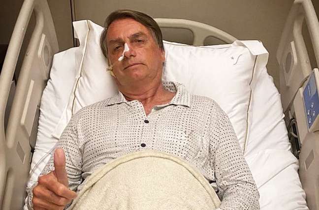 MAIS UMA INTERNAÇÃO | Bolsonaro divulga foto no hospital e fala de “possível cirurgia” nas redes