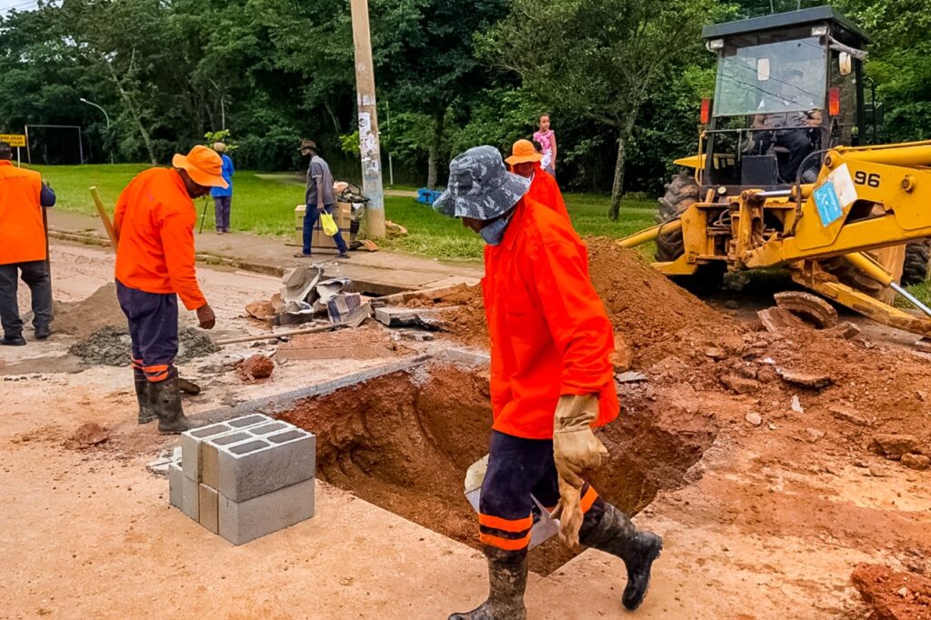 MUTIRÃO DE MANUTENÇÃO | Novacap realiza serviços de tapa-buracos, recuperação de vias e rede pluvial em duas cidades
