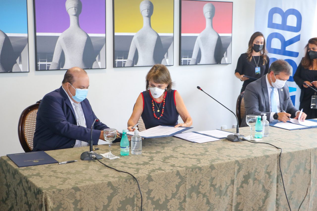 PARCERIA COM JUDICIÁRIO | Ibaneis assina contrato com TST para instalação de agência do BRB