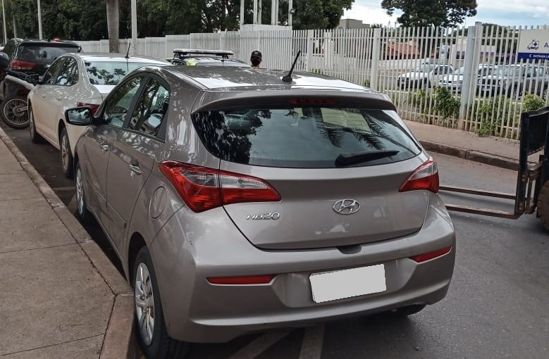 MOTORISTAS SEM NOÇÃO | Veículos estacionados em local proibido são recolhidos pelo Detran em três cidades