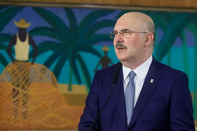 FALTA O PRESIDENTE ACEITAR | Milton Ribeiro entrega cargo a Bolsonaro após denúncias envolvendo pastores que o assessoravam no MEC