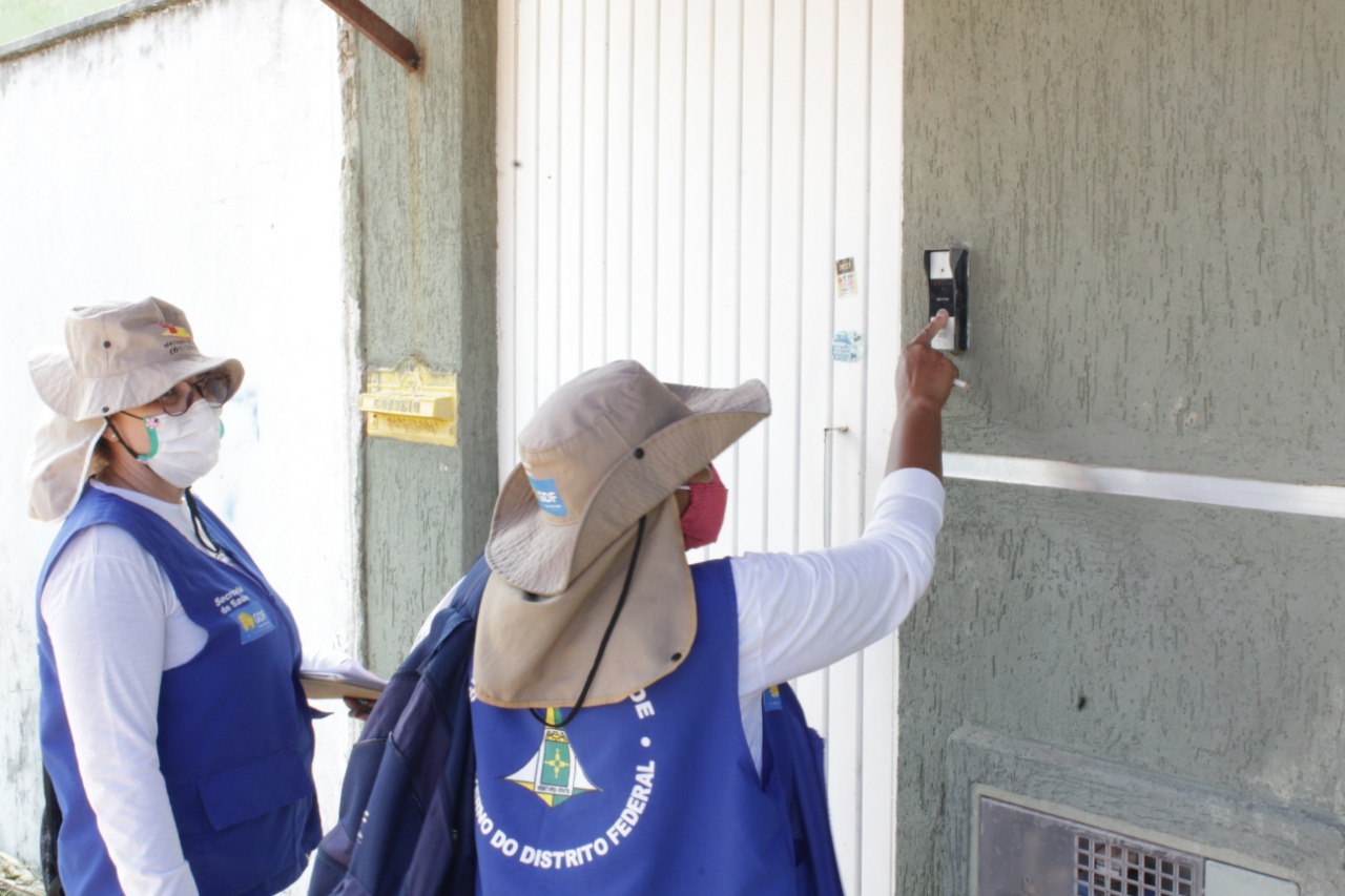 COMBATE À DENGUE | Força-tarefa do GDF orienta moradores sobre cuidados para evitar focos do mosquito Aedes aegypti