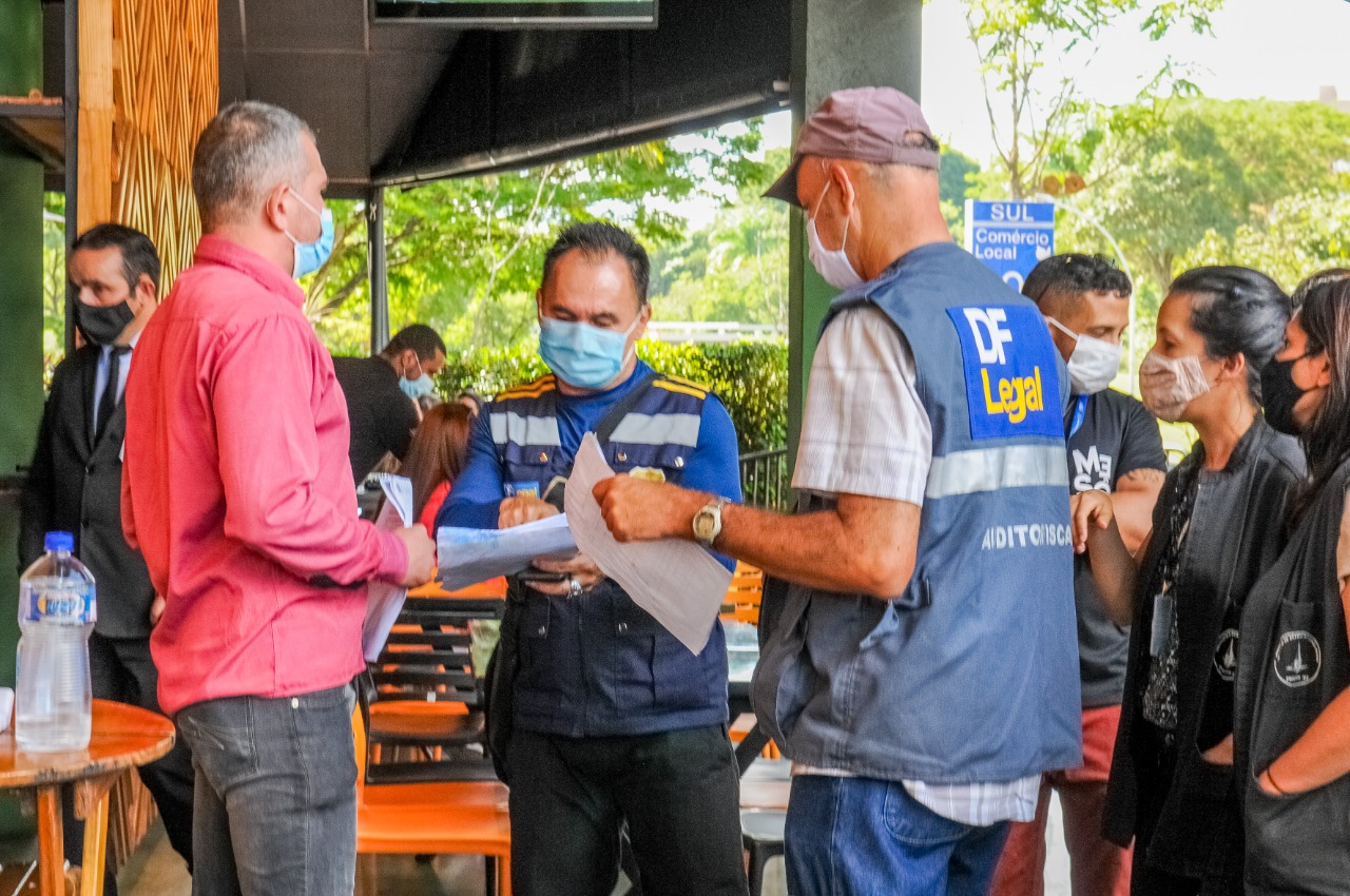 FORÇA-TAREFA | DF Legal fiscaliza e orienta estabelecimentos no Plano Piloto