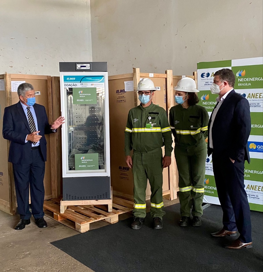 EQUIPAMENTOS MAIS MODERNOS | Neoenergia doa 15 refrigeradores novos para a Secretaria de Saúde do DF armazenar vacinas