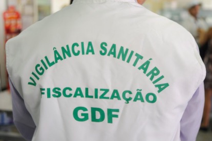 FISCALIZAÇÃO NAS RUAS | Vigilância Sanitária coleta produtos para Páscoa para análise