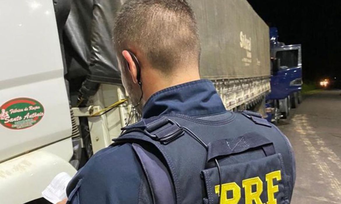 OPERAÇÃO TIRADENTES | PRF flagrou 1.379 motoristas alcoolizados de quinta (21) a domingo (24) nas rodovias brasileiras