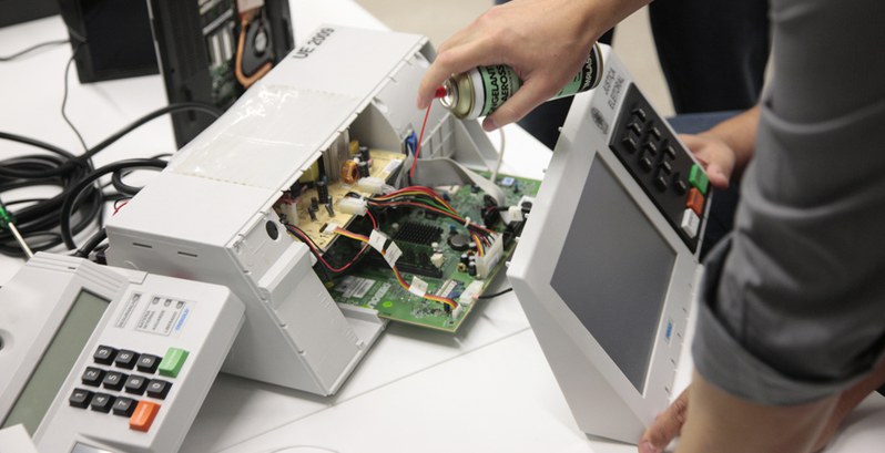 SEGURANÇA TOTAL | TSE conclui etapa de testes em urnas e garante que sistema de votação brasileiro é confiável