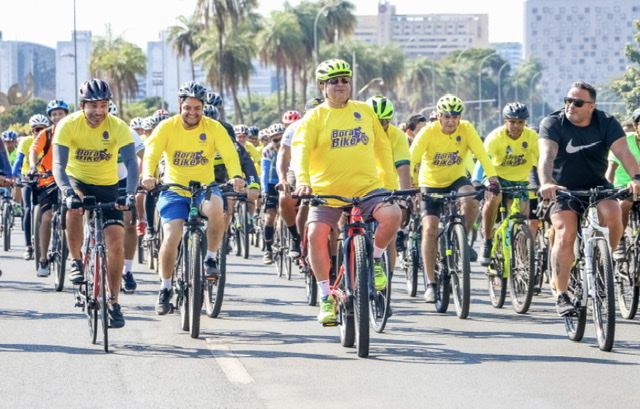 BORA DE BIKE | Mais de 10 mil pessoas participam de passeio ciclístico no Eixo Monumental