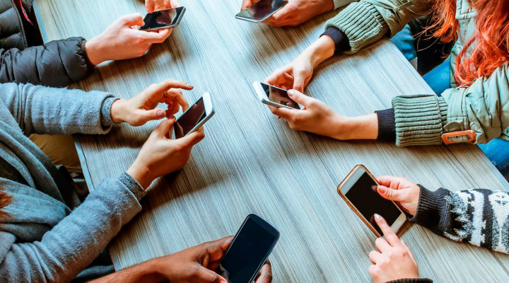 MUITO TEMPO ONLINE | Pesquisa aponta que brasileiros se conectam às 8h33 e saem da internet às 22h13