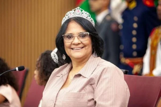 foto da ex-ministra Damares Alves usando uma coroa de princesa