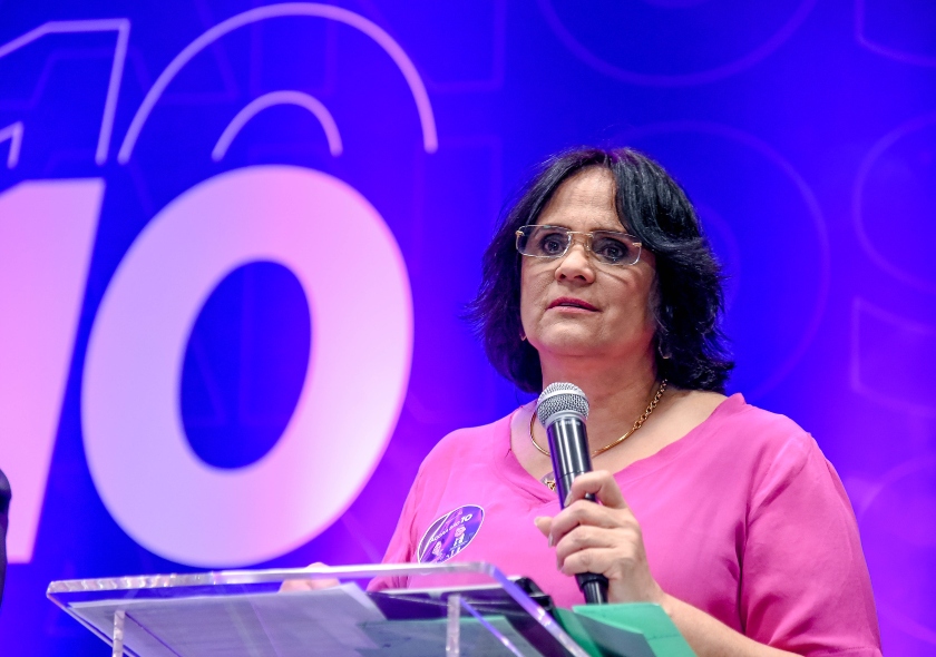 BUCHA DE CANHÃO | Damares Alves vem sendo usada para atender interesses do Republicanos