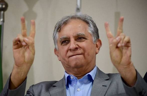 foto do senador Izalci, do PSDB, fazendo o V da vitória