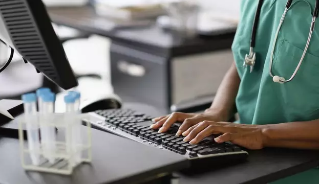 FUGA DE JALECOS | Cresce o número de profissionais de saúde brasileiros que migram para os EUA