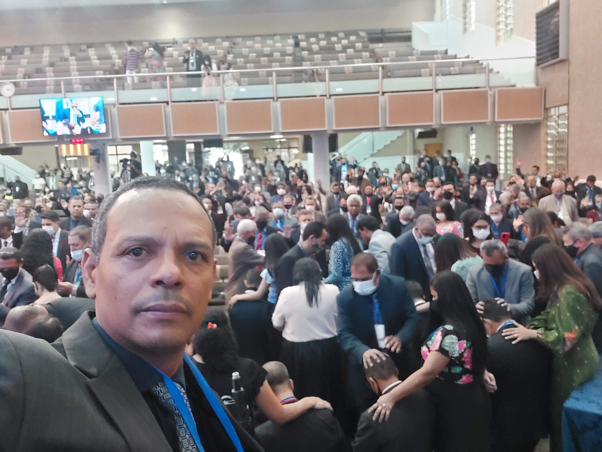 Foto do pastor Paulo Gonzaga durante evento religioso.