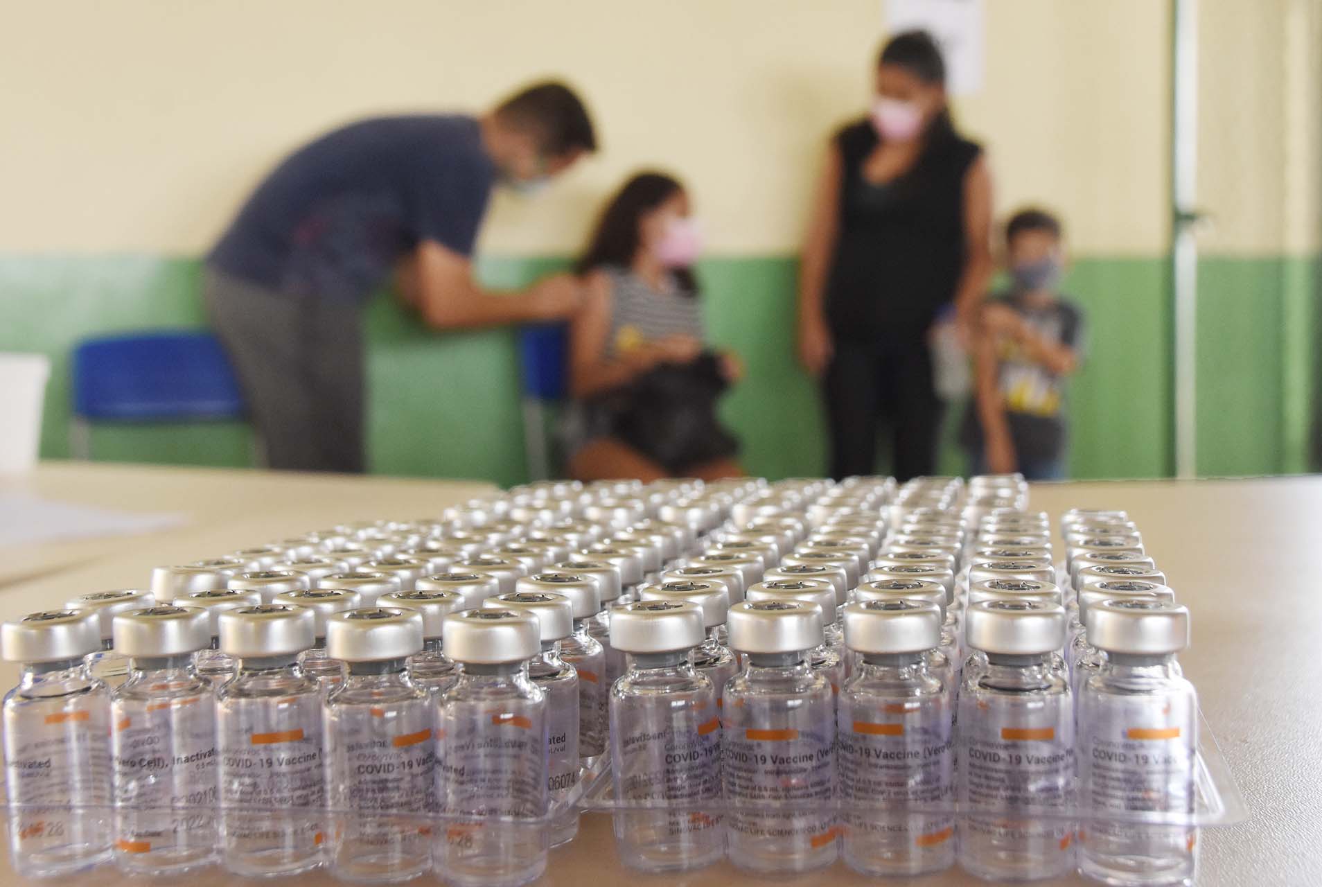 EM PARCERIA COM A ADMINISTRAÇÃO | Secretaria de Saúde vai vacinar a população contra a Covid e Influenza neste sábado (2) no Riacho Fundo