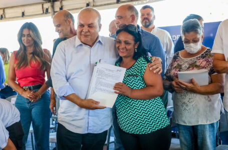 REGULARIZA-DF | Governo Ibaneis entrega duas mil escrituras a moradores de diversas regiões do DF