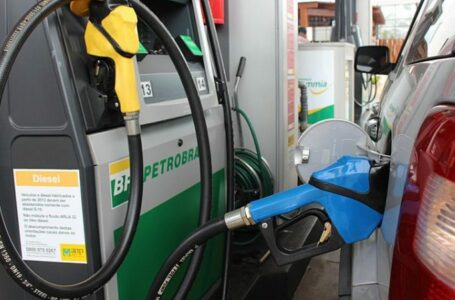 A PARTIR DE SEXTA (29) | Petrobras vai reduzir o preço da gasolina em R$ 0,15