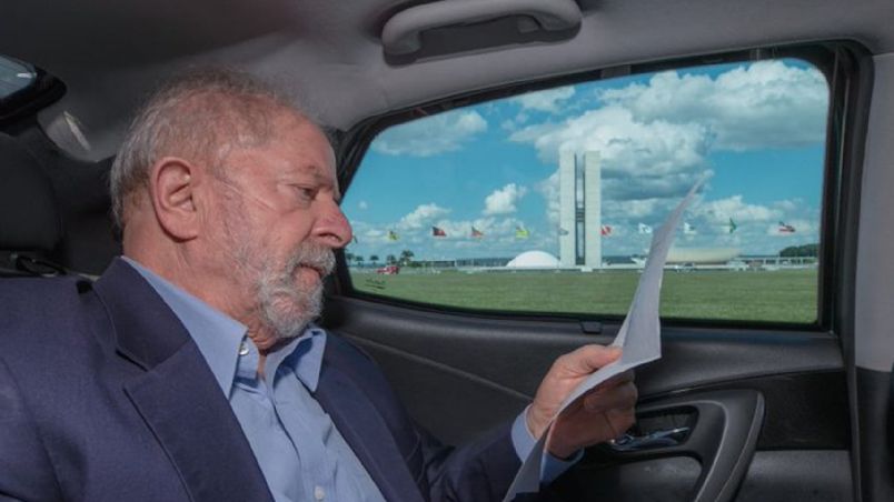 Foto do ex-presidente circulando em Brasília