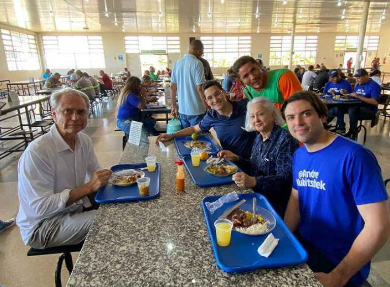 Foto de encontro entre Dona Weslian Roriz, PO, Roriz Neto e André Kubitschek