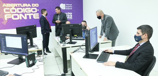 ELEIÇÕES 2022 | Forças Armadas inspecionam códigos-fonte da urna