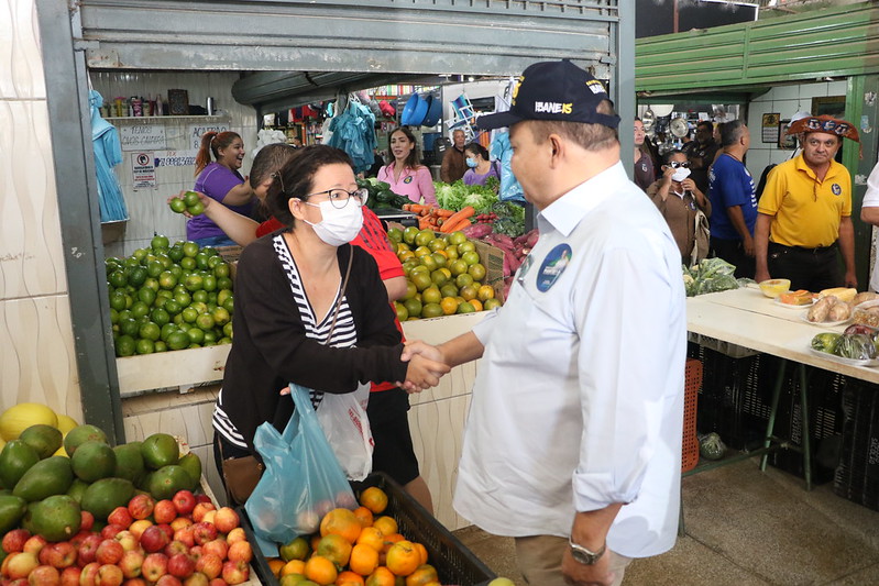 INVESTIMENTOS NO GAMA | Ibaneis visita obras em andamento e ouve demandas da população