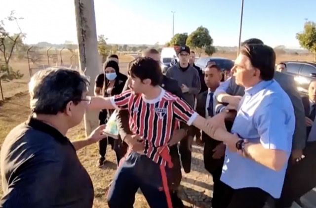 CONFUSÃO NO ALVORADA | Bolsonaro é chamado de ‘tchutchuca do centrão’ e parte para cima de youtuber na saída do Alvorada