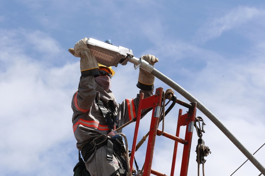 NOVA ILUMINAÇÃO | Governo Ibaneis investe mais de R$ 1 milhão para realizar a troca de postes em Vicente Pires