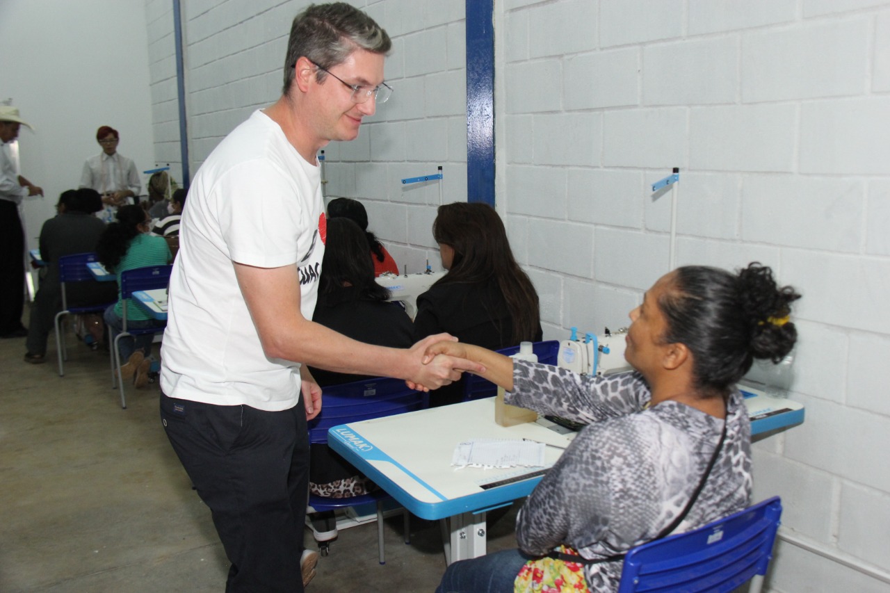 ÁGUAS LINDAS DE GOIÁS | Prefeito entrega máquinas de costura industrial para capacitar moradores e incentivar o empreendedorismo