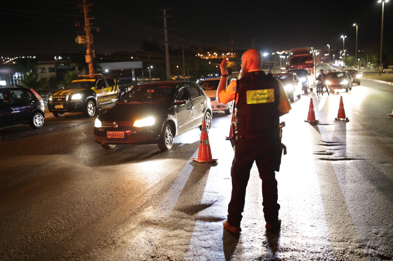 RECORDE DE FLAGRANTES | Detran-DF coordena operação de combate à alcoolemia e uso do celular ao dirigir