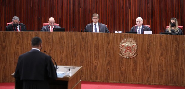 ELEIÇÕES 2022 | Edson Fachin é homenageado em sua despedida no TSE e passa bastão para Alexandre de Moraes