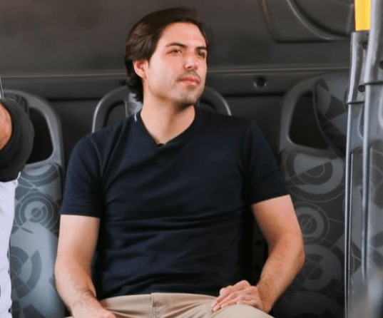 ELEIÇÕES 2022 | André Kubitschek zomba da cara do eleitor ao fazer encenação em transporte público em busca de votos