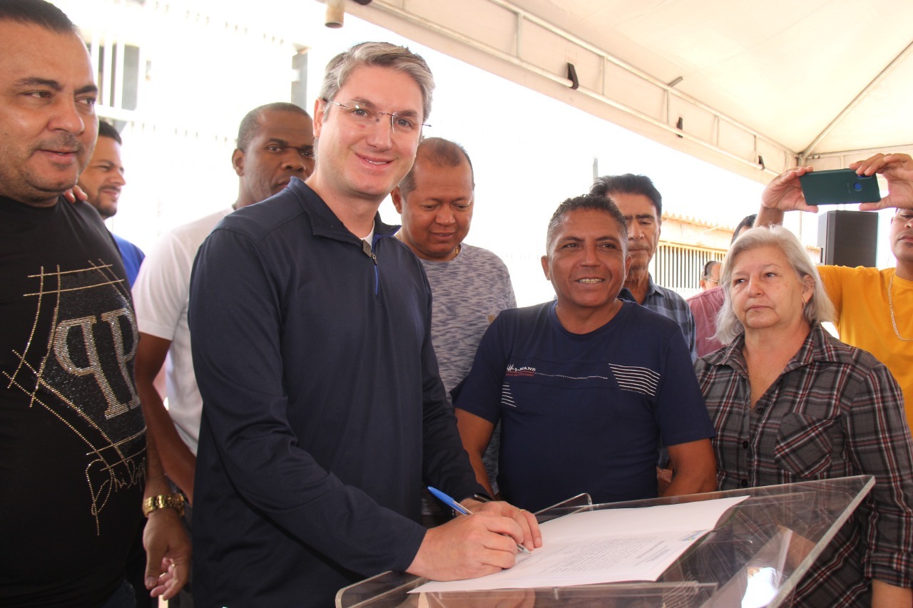 ÁGUAS LINDAS DE GOIÁS | Dr. Lucas cumpre compromisso de campanha e Prefeitura paga piso salarial e retroativo dos professores da rede municipal
